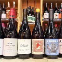 Kit Garnachas 2026, selección de seis vinos de Garnacha de Navarra acompañada del texto «El derecho a contradecirse».