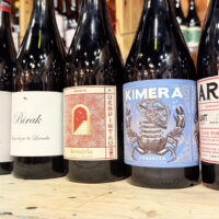 Kit Garnachas 2026, selección de seis vinos de Garnacha de Navarra acompañada del texto «El derecho a contradecirse».